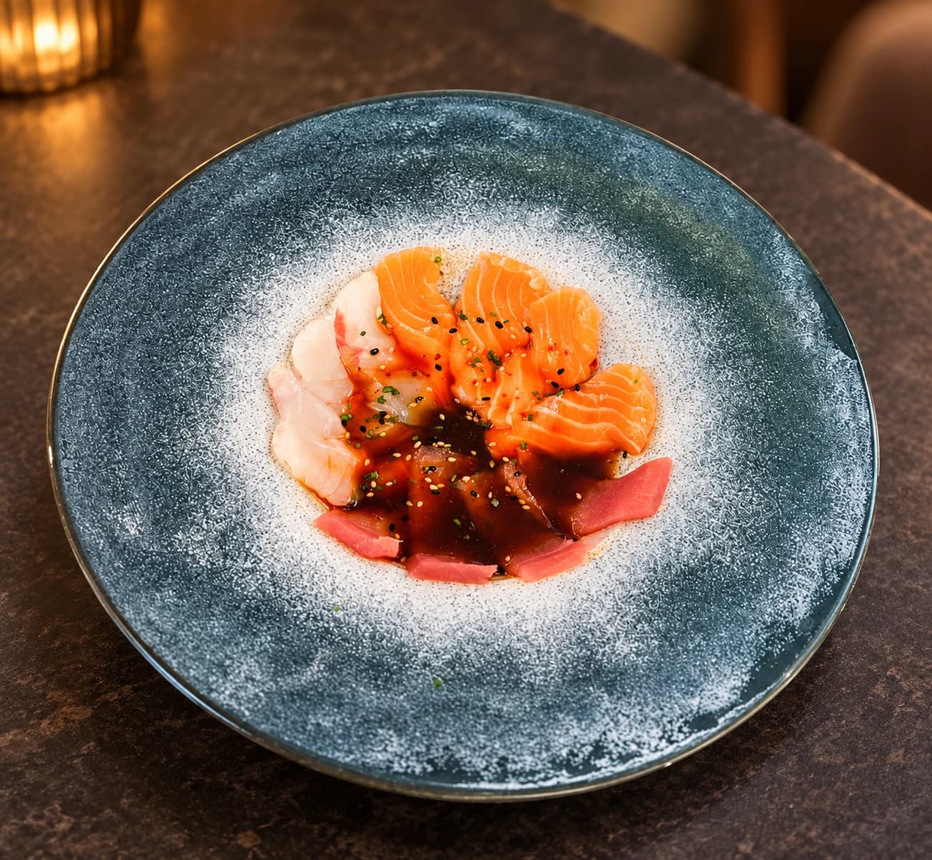 Peixe laminado em prato de cerâmica