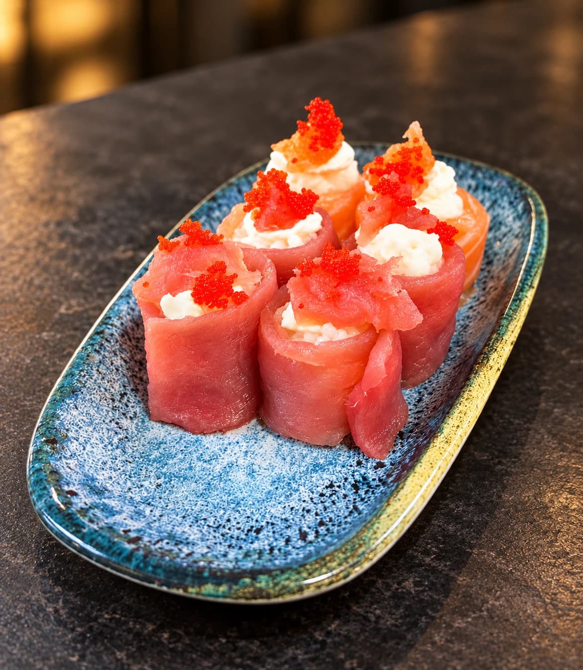 Peças de sushi com cobertura vermelha